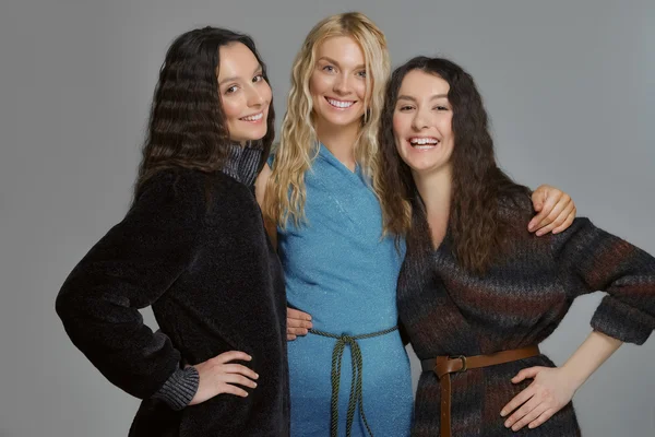 Happy usmívající se přátelé. Tři atraktivní dívky v vlněné kabáty. — Stock fotografie
