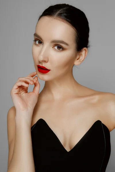 Kahverengi deri ve mat kırmızı dudaklar ile moda güzel kız — Stok fotoğraf