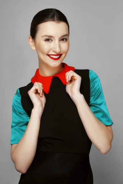 Linda chica de moda con piel bronceada y labios de alfombra roja —  Fotos de Stock