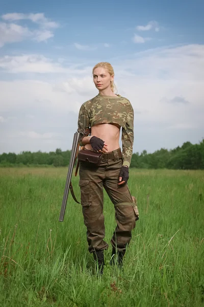 Atractiva chica cazador con caza de doble cañón rifle lookin — Foto de Stock