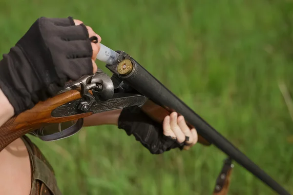 Shotshell double-barreled av tüfeği yükleme işlemi