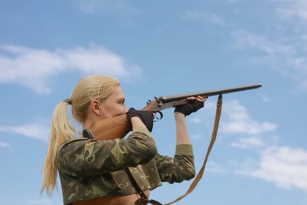 Menina caçador atraente com caça duplo barril rifle lookin — Fotografia de Stock