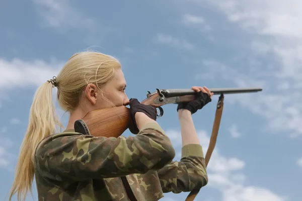 Menina caçador atraente visando com a caça rifle de cano duplo — Fotografia de Stock