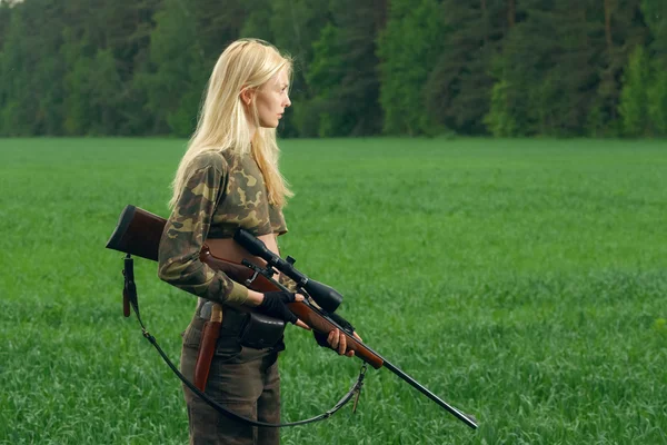 Hübsches Jägermädchen mit Jagdgewehr im äußeren Wald. Karabiner — Stockfoto
