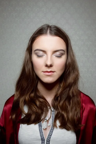 Retrato de jovem com maquiagem com olhos fechados — Fotografia de Stock