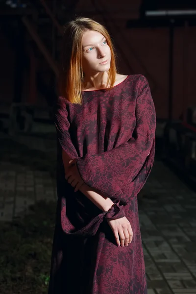 Mode-Model in langen Designer-Kleid in Nacht-Show — Stockfoto