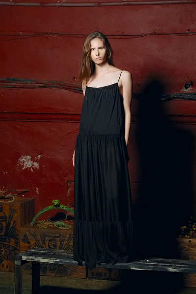 Модель моди в довгій дизайнерській чорній сукні в нічному шоу — стокове фото