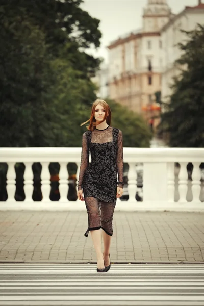 길을 건너 검은 드레스에 매력적인 여자 — 스톡 사진