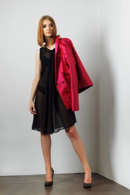 Seksi manken siyah iç çamaşırı ve şeffaf sabahlık. B