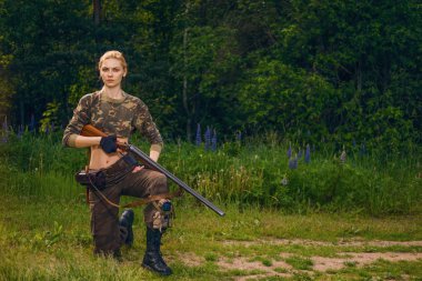 Bir k double-barreled tüfek ayakta kızla ciddi avcı