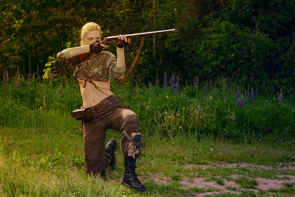 Retrato de um caçador apontando com rifle de cano duplo em sunris — Fotografia de Stock