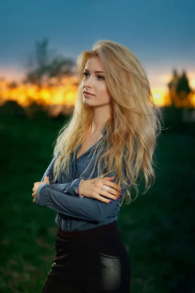 Retrato ao ar livre de mulher loira bonita na hora do pôr do sol — Fotografia de Stock