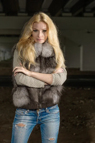 Portret van de stad van de mooie blonde vrouw onder de brug. — Stockfoto