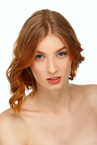 Gesicht einer schönen jungen Frau mit blauen Augen und roten Lippen. beaut — Stockfoto