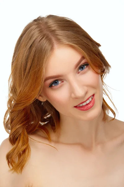 Gesicht einer schönen jungen Frau mit blauen Augen und roten Lippen. beaut — Stockfoto