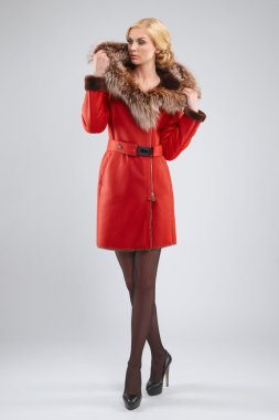 Kürk başlık poz ile çekici Bayan kısa kırmızı deri ceket
