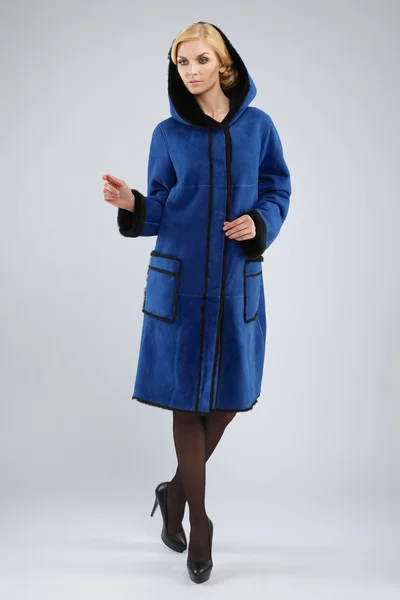 Señora atractiva en abrigo largo de cuero azul con la piel posando —  Fotos de Stock