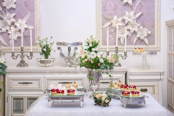 Dessert tafel voor een huwelijksfeest. Heerlijke zoete buffet met c — Stockfoto