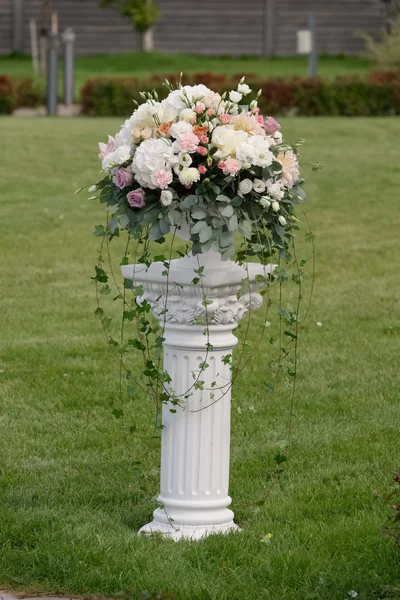 Hochzeitsdekoration im Freien. Rückenlehne mit Blumen. — Stockfoto