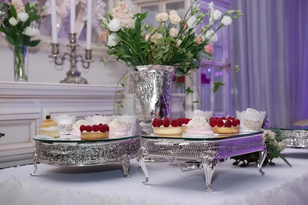 Dessert tafel voor een huwelijksfeest. Heerlijke zoete buffet met c — Stockfoto