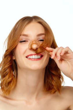 çekici kız saçları ile oynamak