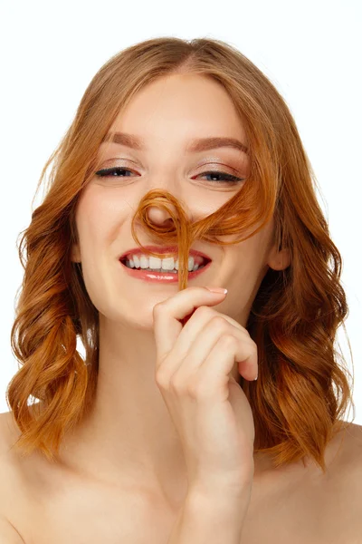 Piękna młoda kobieta odgrywa z jej rude włosy — Zdjęcie stockowe