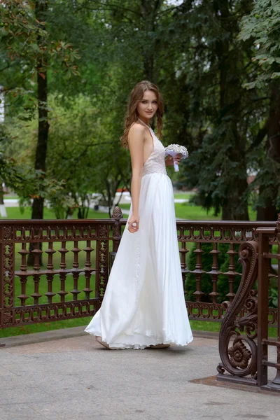 Retrato de uma noiva de moda bonita, doce e sensual. Maquiagem de casamento e cabelo. — Fotografia de Stock