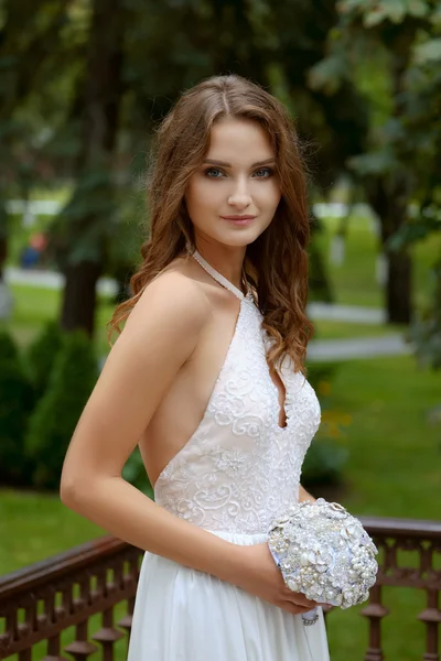 Retrato de una hermosa novia de moda, dulce y sensual. Maquillaje de boda y cabello. —  Fotos de Stock