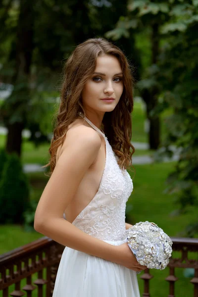 Retrato de una hermosa novia de moda, dulce y sensual. Maquillaje de boda y cabello. —  Fotos de Stock