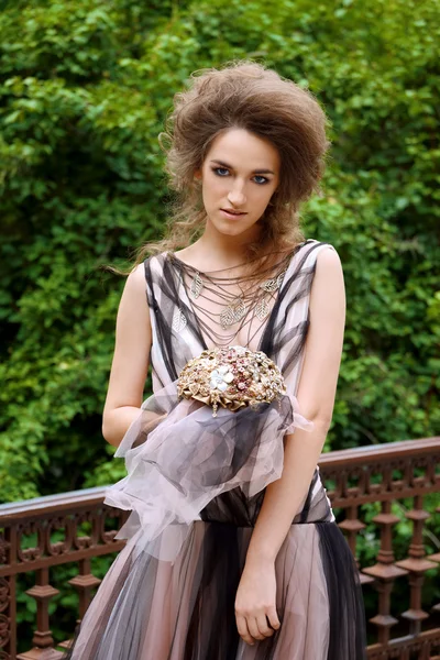 Retrato de una hermosa novia de moda en vestido negro-beige. Maquillaje de boda y cabello . —  Fotos de Stock