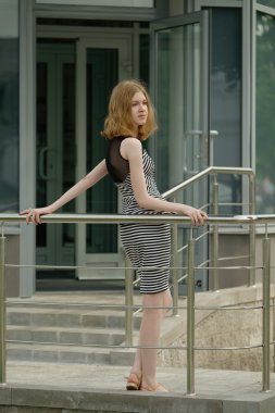 Caddenin üzerinde çizgili elbise genç ve güzel genç kız