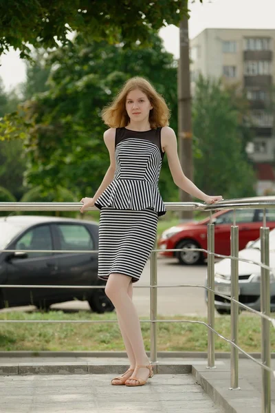 Bella giovane ragazza adolescente in abito a righe sulla strada della città — Foto Stock