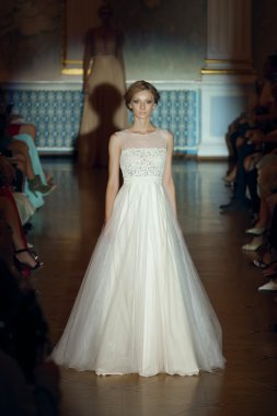 Çekici manken recessed ışıklar sahnede. Düğün makyaj ve saç stili.