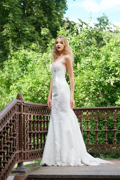 Retrato de uma noiva de moda bonita, doce e sensual. Maquiagem de casamento e cabelo. — Fotografia de Stock