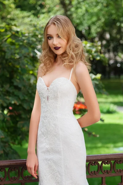 Ritratto di una bella sposa di moda, dolce e sensuale. Trucco nuziale e capelli. — Foto Stock