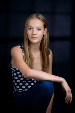 Doğal makyaj ve b ile genç seksi kız düşük anahtar portresi