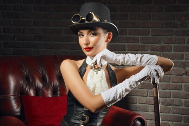 Eski koltukta oturan iç çamaşırı ve çorap güzel bir steampunk kız close-up portre.
