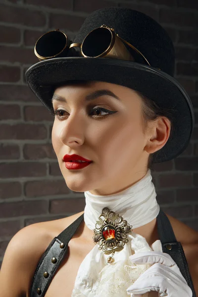Nahaufnahme Porträt eines schönen Steampunk-Mädchens in Dessous und Strümpfen, Hut und Brille. — Stockfoto