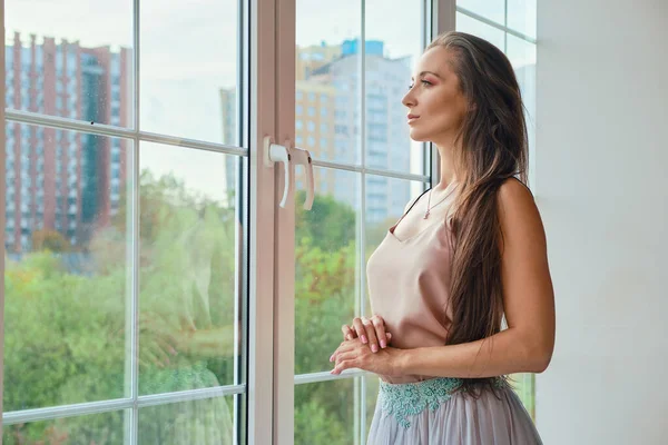 Femme Pensive Regardant Par Fenêtre Maison — Photo