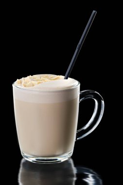 Siyah arka planda izole edilmiş şeffaf fındık taneli kapuçino.