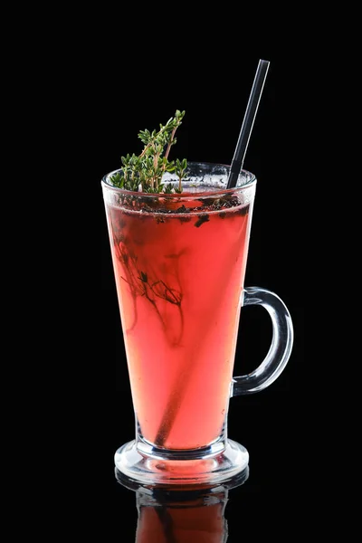 Copo Cranberry Tomilho Bebida Quente Isolado Fundo Preto — Fotografia de Stock