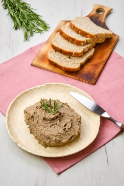 Karaciğer ezmeli seramik tabak