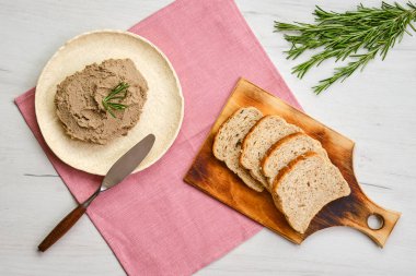 Karaciğer ezmeli tabağın üst görüntüsü