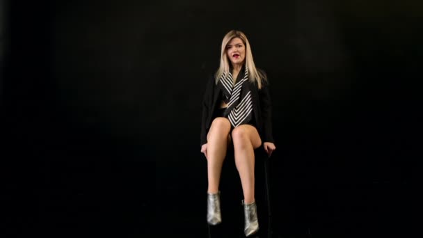 Kobieta Mini Sukience Siedzi Krześle Rzuca Jedną Nogą Drugą — Wideo stockowe
