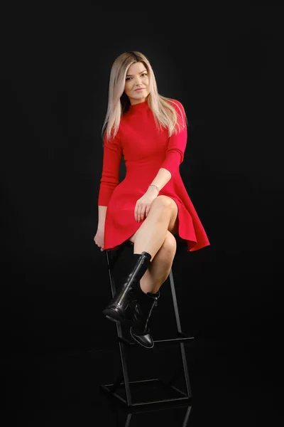 Jolie Femme Robe Rouge Assise Sur Une Chaise Dans Studio — Photo