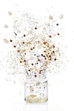 Biber ve şifalı bitkilerle salamura soğan patlaması.