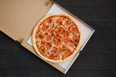 Biberli pizza, jambon, dolmalık biber, zeytin ve karton pakette kırmızı soğan.
