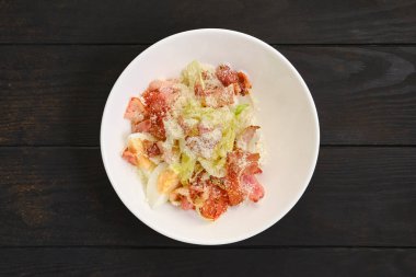  Pastırmalı salata, yumurta, lahana ve rendelenmiş peynir.