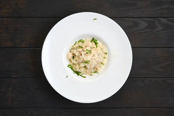 Arroz Com Pedaços Frango Queijo Ralado Mesa Madeira Escura — Fotografia de Stock