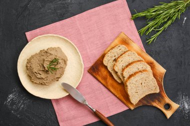 Karaciğer ezmeli tabağın üst görüntüsü